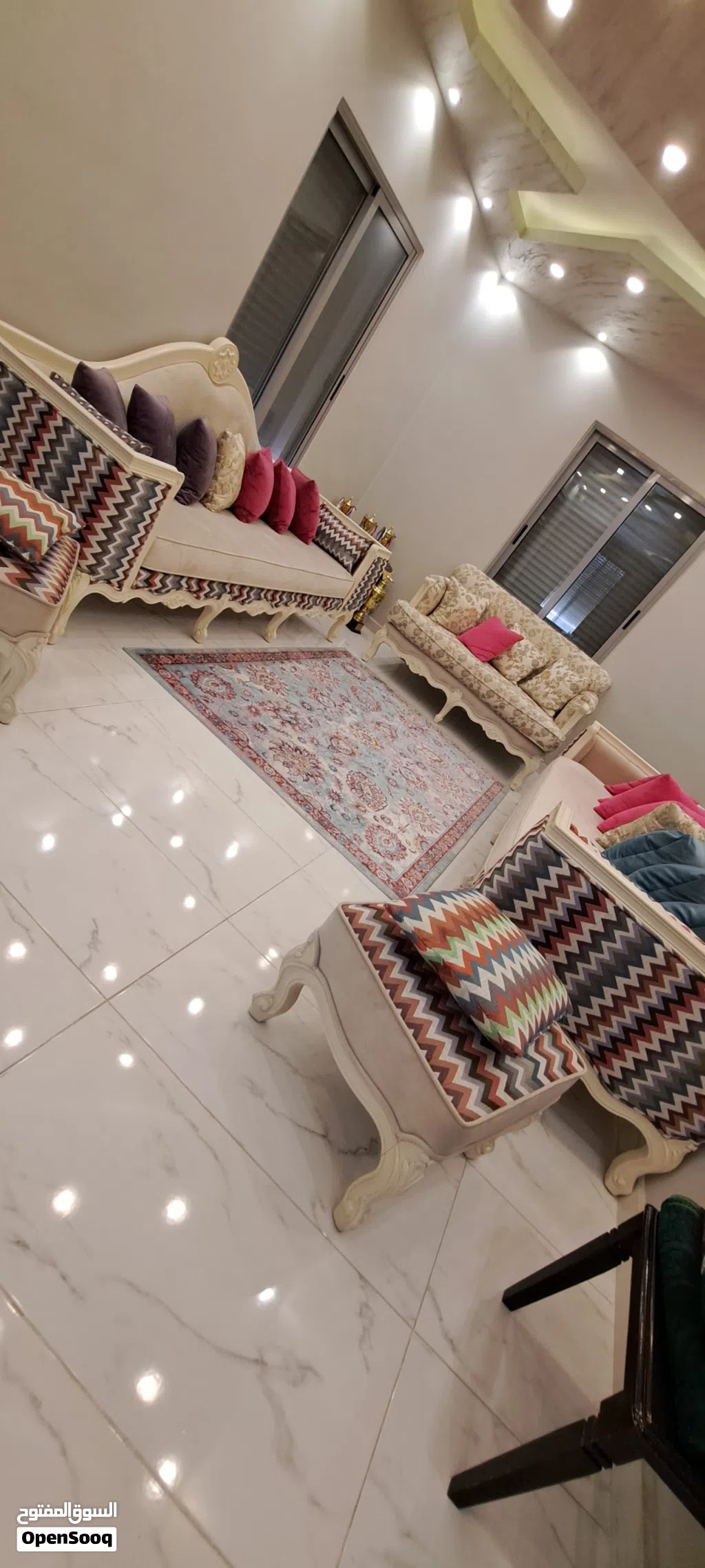 طقم كنب خشب زان ثقيل جدا الكنب بحالة الجديد مع السجادة