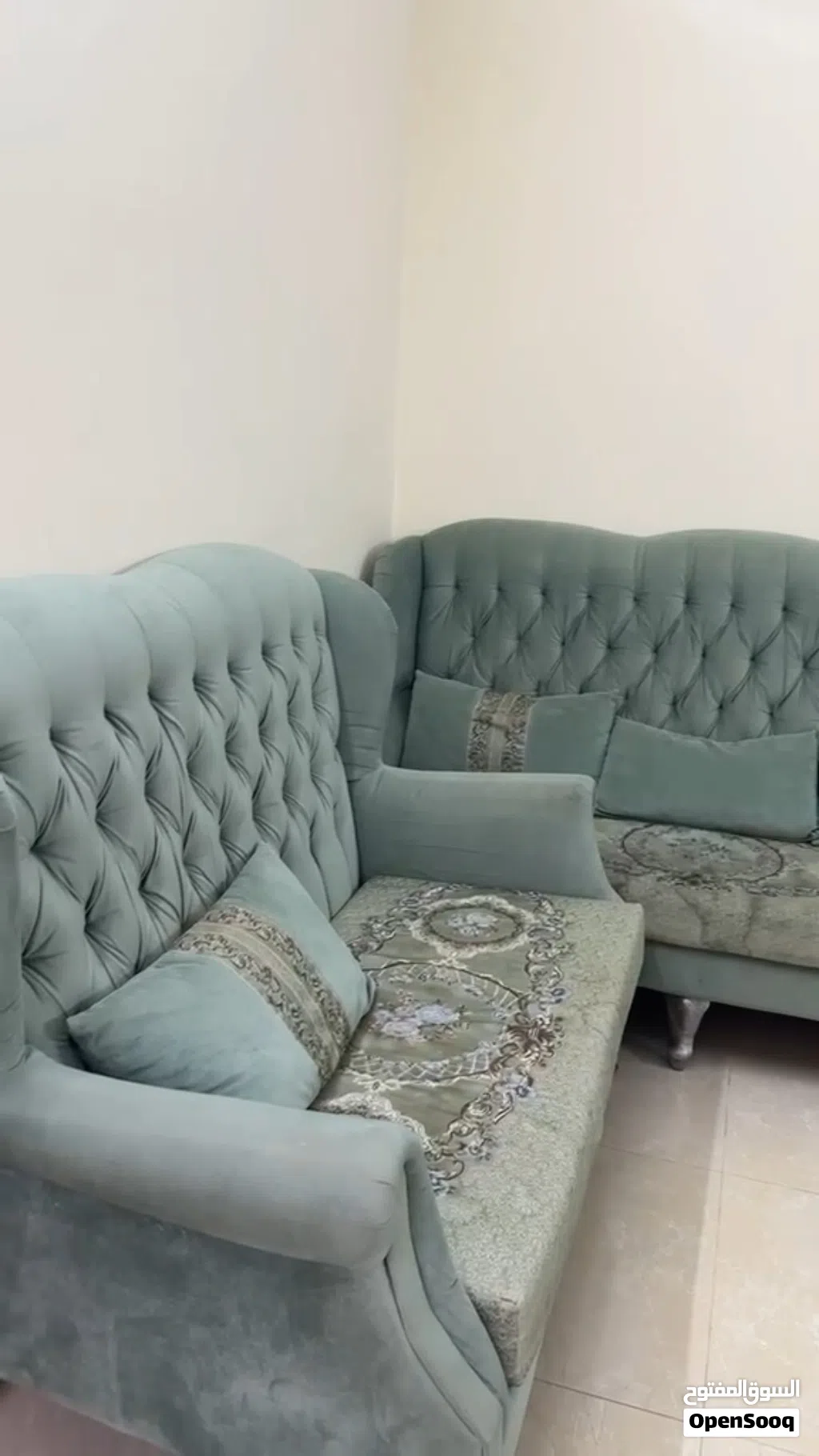 كنب يكفي 20 شخص تغريبا مع 13 مخده و2 طاولات وسجاده تحتاج تنضيف بصيط فقط