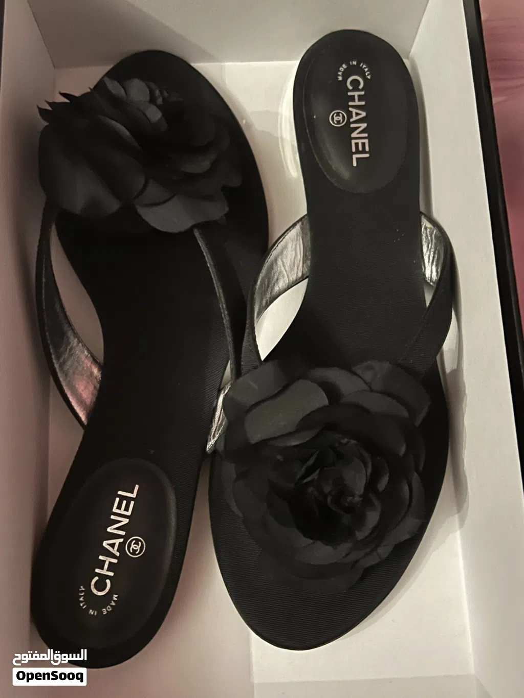 صندل شانيل كاميليا ساتان أسود أصلي مع العلبة - مقاس 38.5 Original Chanel Sandal