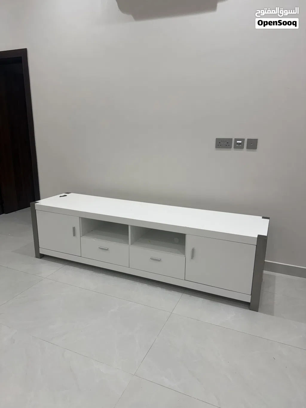 طاولة تلفزيون مودرن للبيع/Modern TV Table for Sale