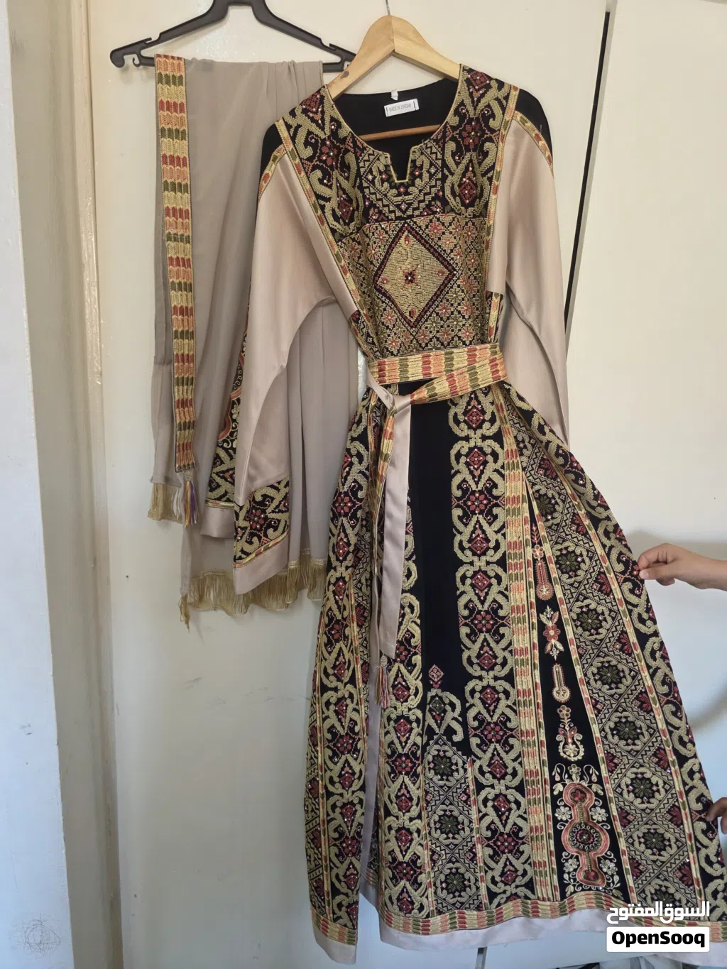أثواب مطرزة