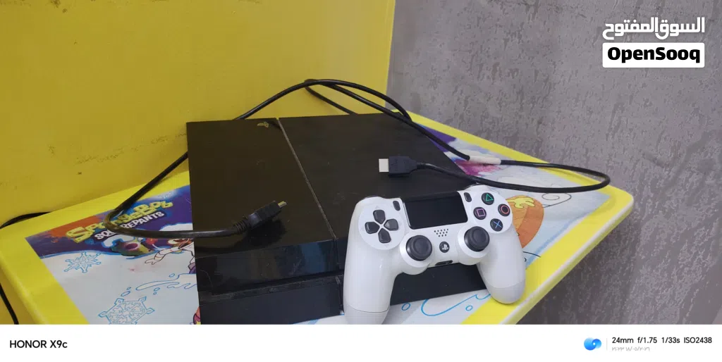 للبيع جهاز PS4 عادي (Fat) بحالة ممتازة جداً مع الملحقات - مسقط