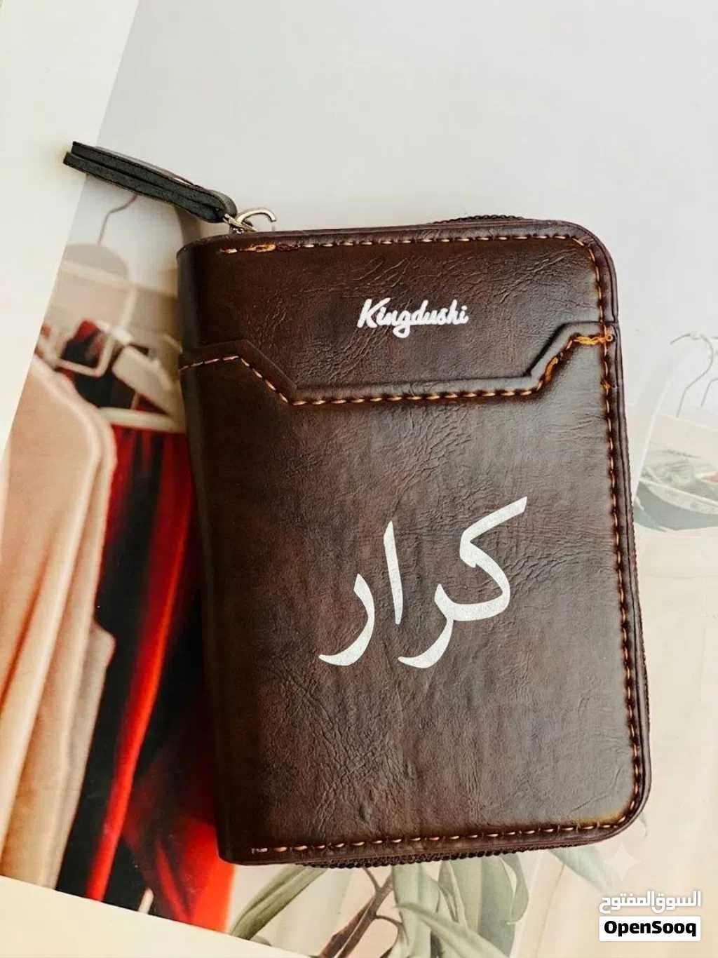 متوفر الطباعة حسب الطلب على المحافظ نطبع أسم . حرف . رسم . شعار . أو أي شي أخر