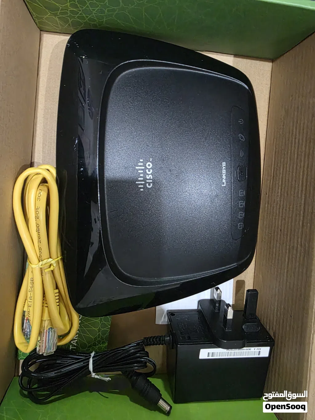راوتر لاسلكي من ماركة لينكسيس (Linksys)، ويتميز بتصميمه الأسود الانسيابي.يعمل هذا الموديل كجسر للإنت