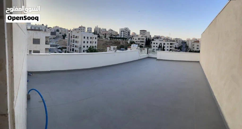 شقة فاخرة طابق 3 مع روف منفصل قرب جامعة البترا خلف مديرية الامن العام للبيع سعر:86,000