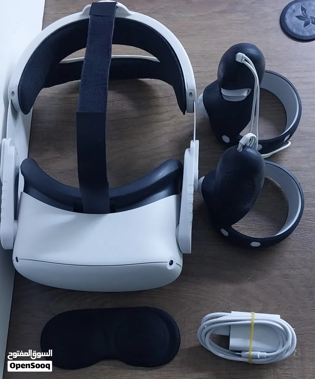 Oculus Quest 2 (128gb) with lens and controller cover and case and charger