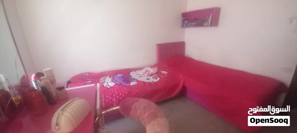 غرفة نوم بنات بحالة جيدة