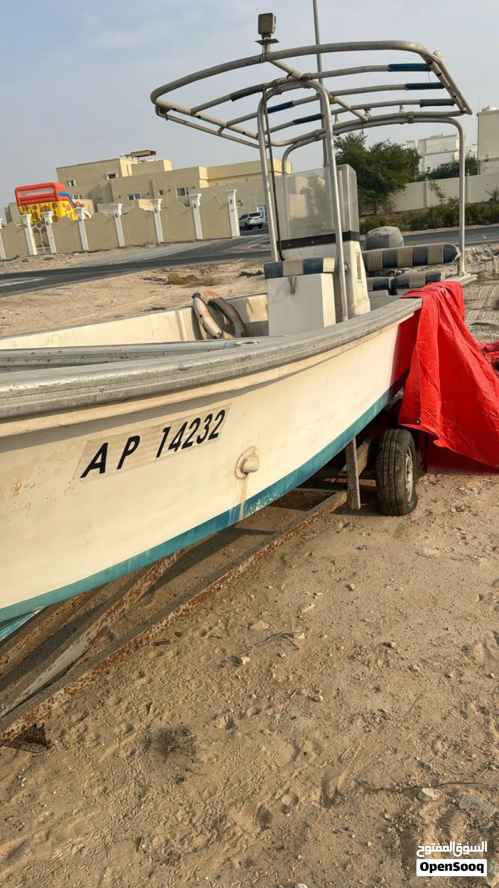 قارب للبيع