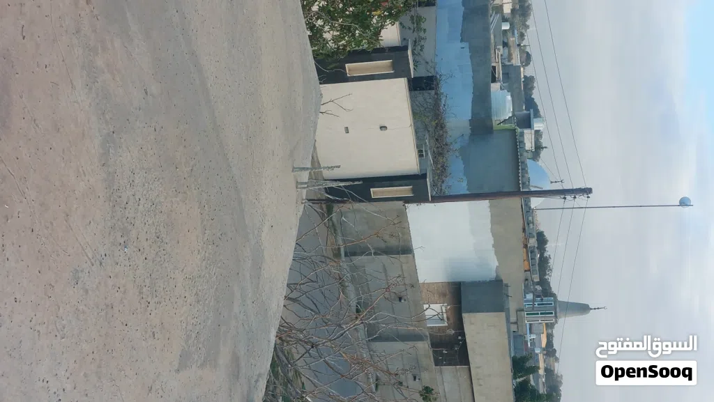 ارض عليها هيكل حوش بناء