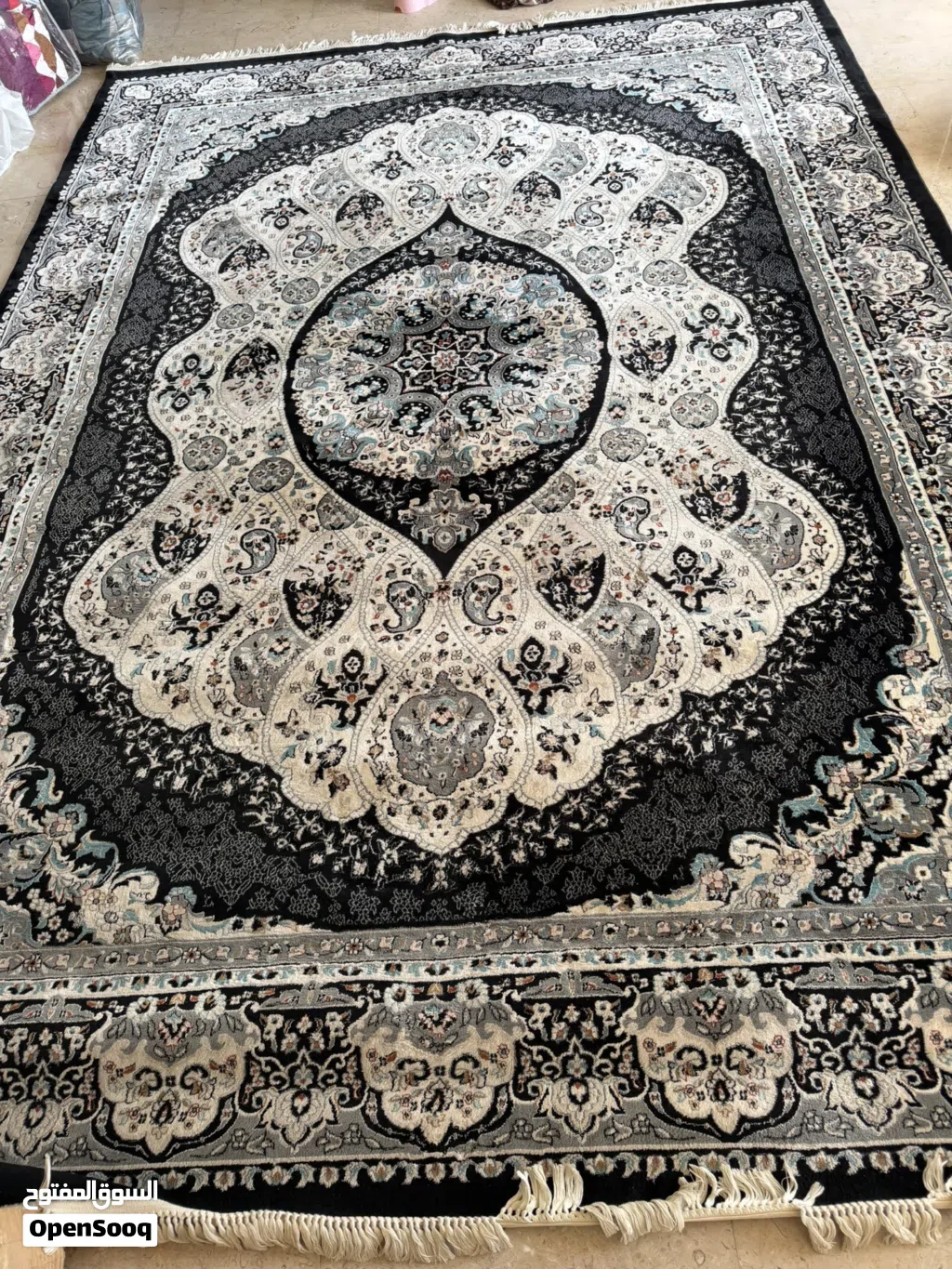 سجاد الون اسود وبيجي فاتح نضيف كلشي مابيها