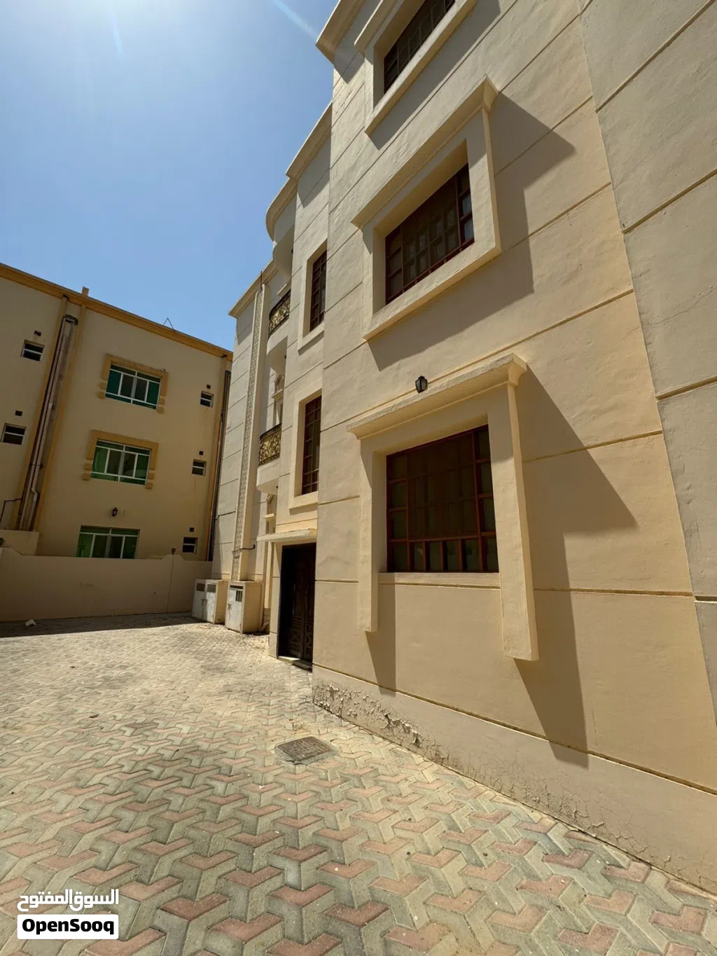 للإيجار مبنى سكني مكون من ثلاثة شقق