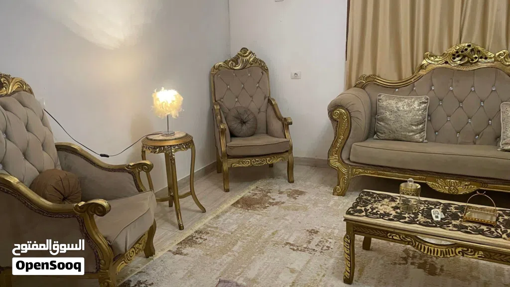 صالون للبيع الله يبارك معاه 3طاولات وبوفيه سعر 3600