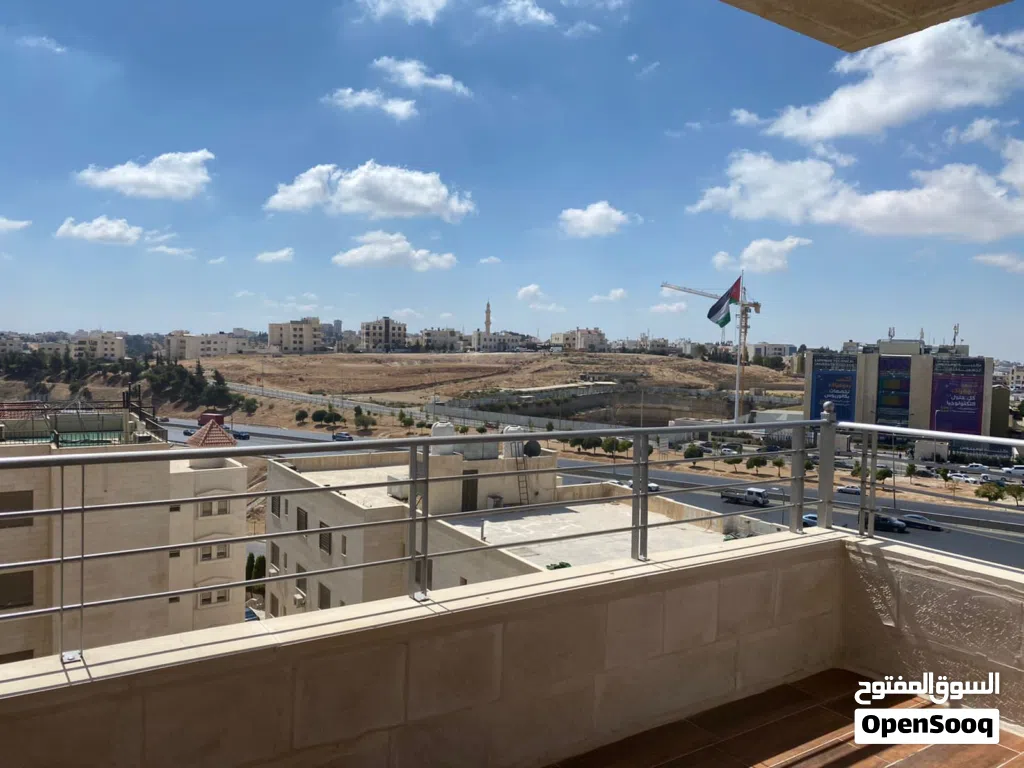 شقة للبيع طريق المطار مقابل كلية لومينوس 225 م مع 80 م مساحة روف