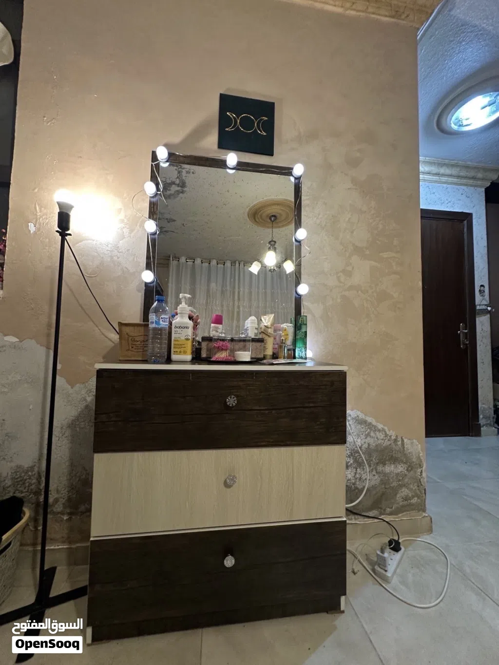 غرفة نوم استعمال شهر مع فرشة