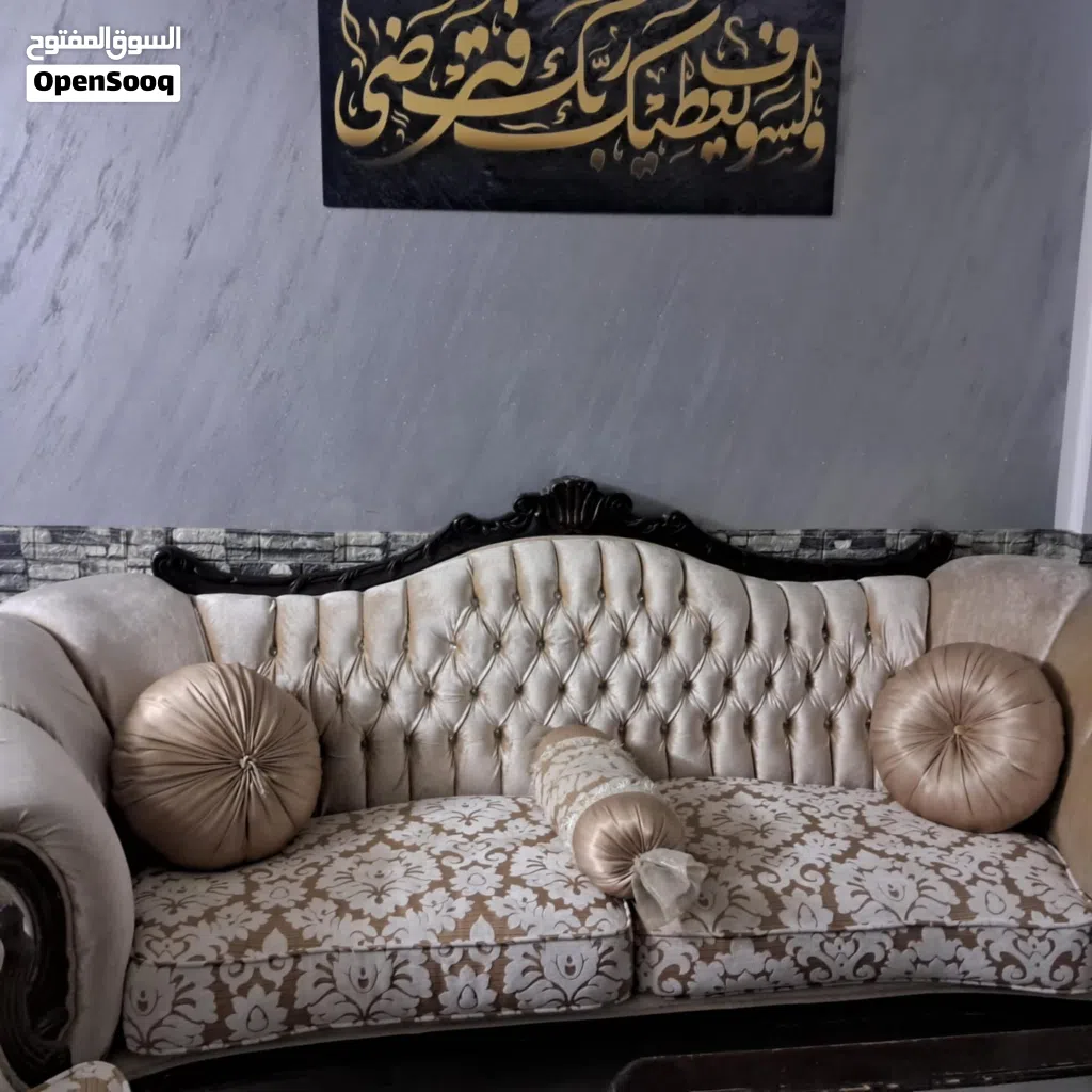 طقم كنب للبيع مع طاوله سفرة كبيره معها 8كراسي بحاله ممتازة للتواصل واتس والي بدو اياه ما بقصر معاه