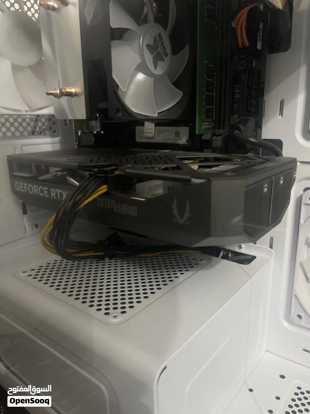 Gf Rtx 5050 almost like new had it for a month and didn’t use it a lot with box and wrapping paper