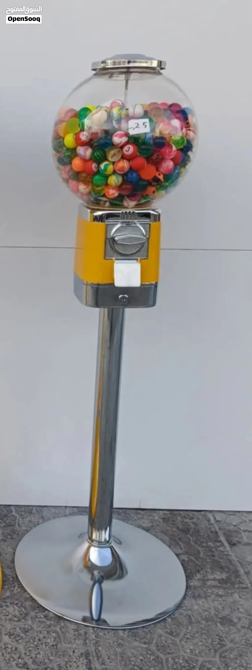 ماكينة بيع العلكة والكرات