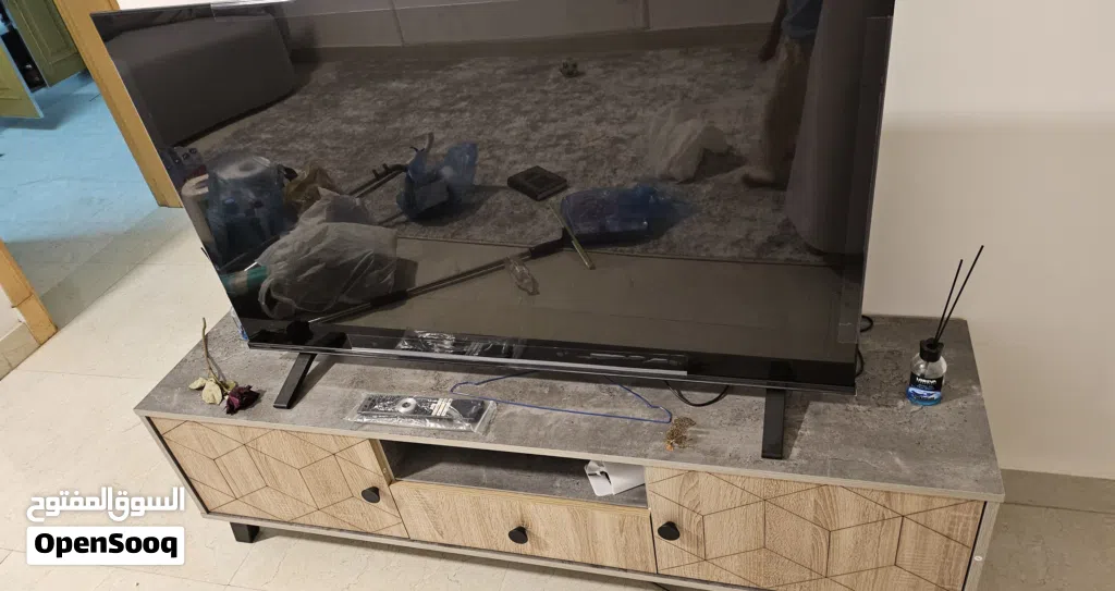 تلفزيون توشيبا 50 بوصة مع طاولة انيقة جدا TV with nice table