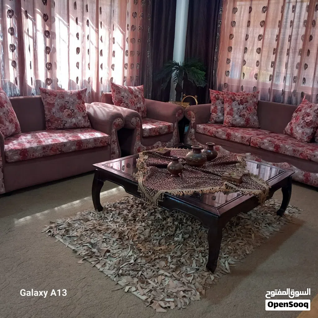 طقم كنب بحالة ممتازة