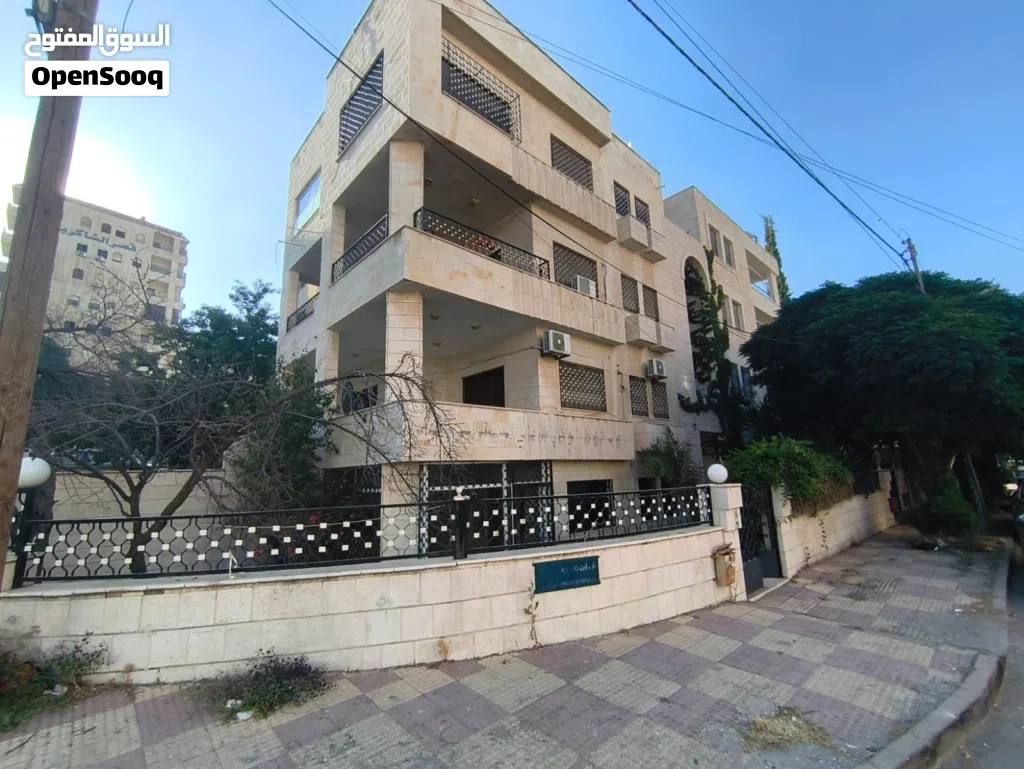شقة أرضية فاخرة للإيجار في تلاع العلي – 200 م2 مع حديقة خاصة