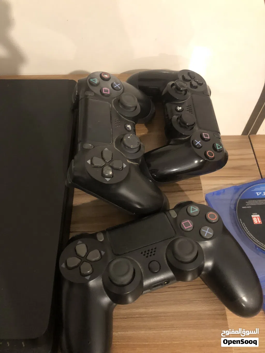 سلم ps4 للبيع مش مفتوح معاه 3 يدين و خيط باور