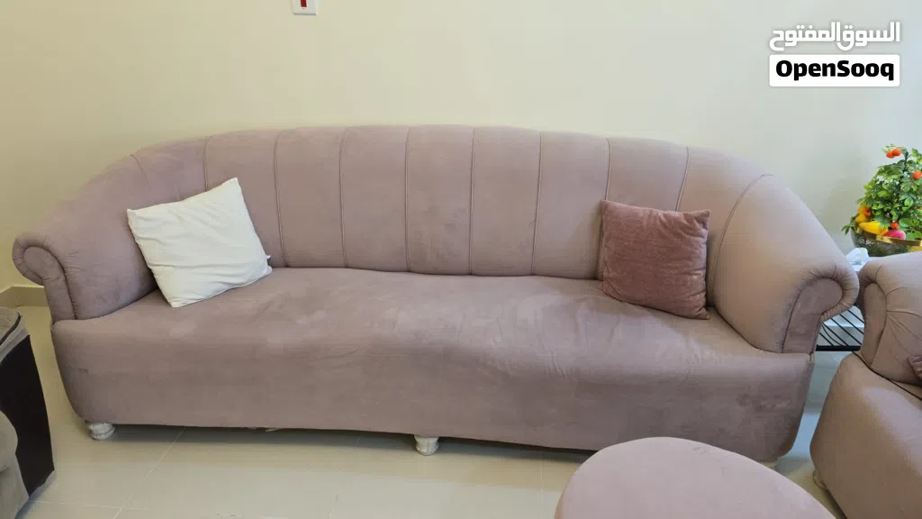 طقم كنب من قطعتين وبنش دائريه صغيره