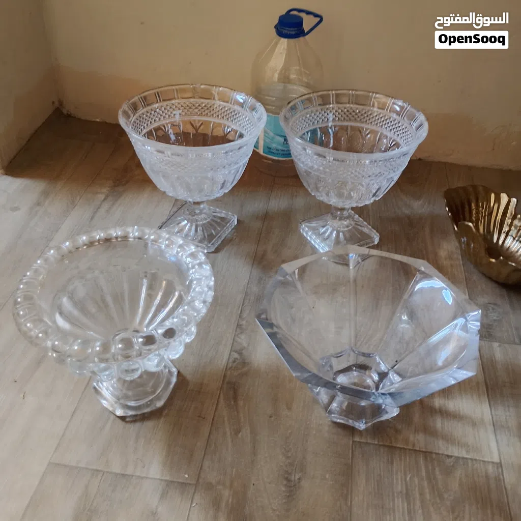 مجموعة اوعية متنوعة من الأوعية الزجاجية