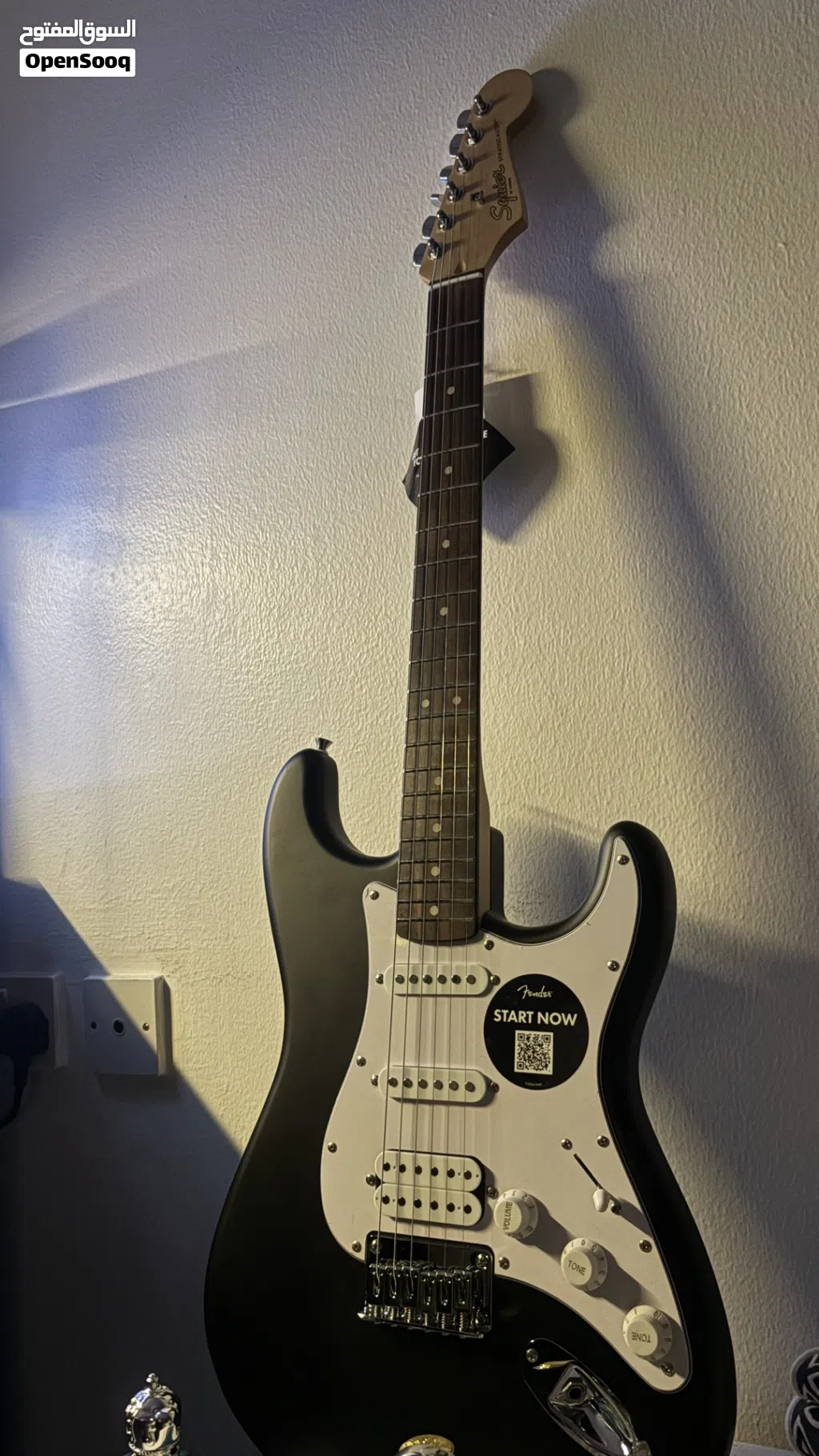 Fender squire stratocastor black and white electric guitar – جيتار كهربائي من فندر