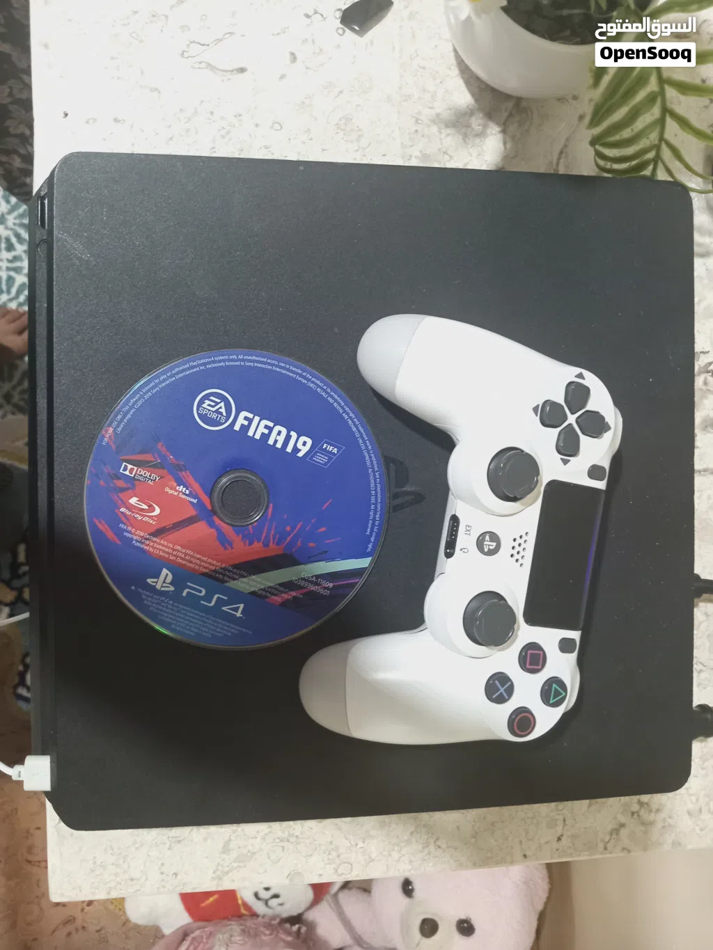 بلايستيشن 4 سوني بحالة جيدة ويأتي معه يد تحكم أصلية وشريط FIFA 19 جاهز للعب. يحتوي الجهاز على كسر بس
