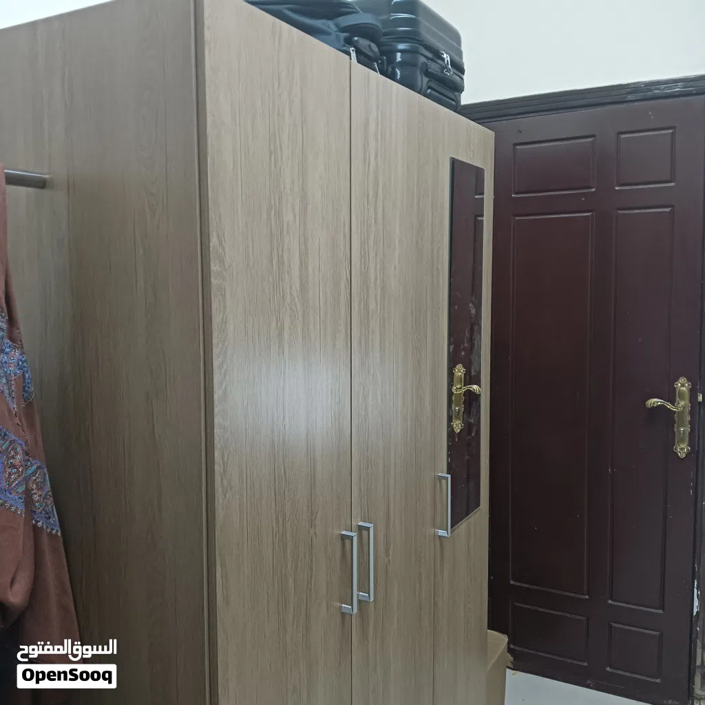 خزانة خشب 3 أبواب بحالة جيدة Wardrobe 3 doors in good condition
