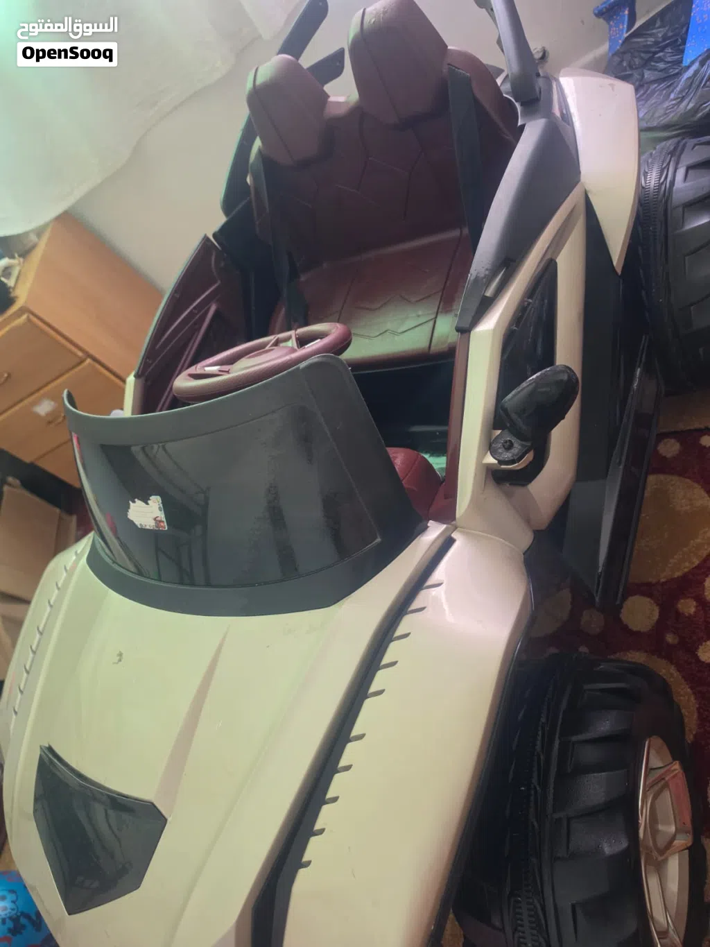 سيارة ودراجة أطفال ، مروحة و ساعة