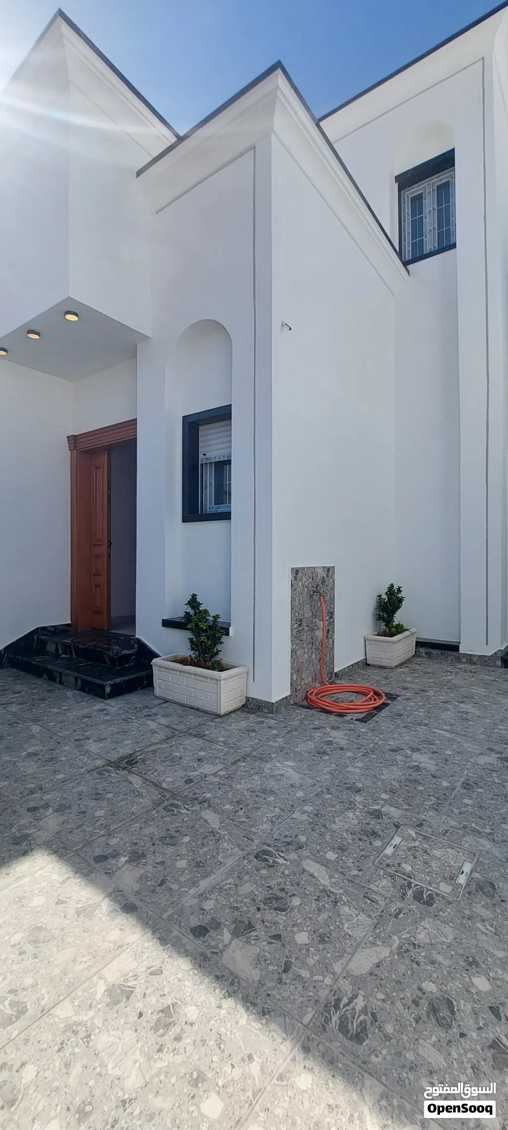 عدد ثلاثه فلل ارضيه للبيع عين زارة قرب مدرسة جابر بن حيان