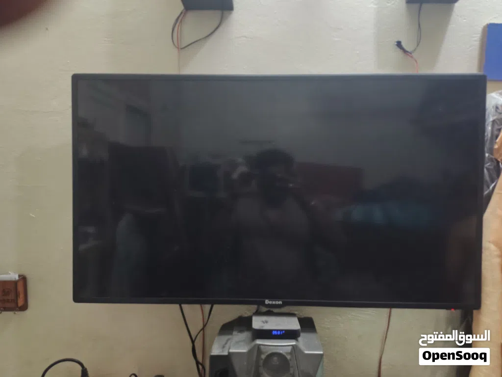 Dexon 42 inches no Android 6 month old with Android box also