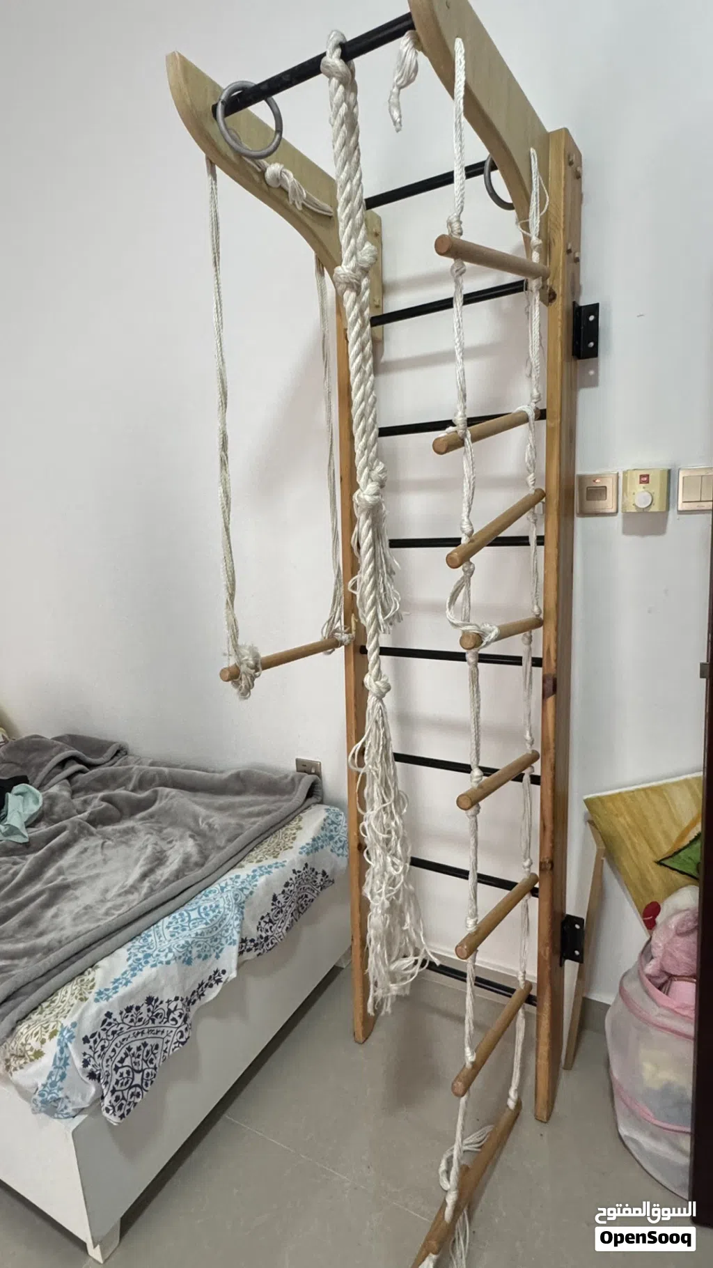 سلم جمباز يثبت في الحائط
