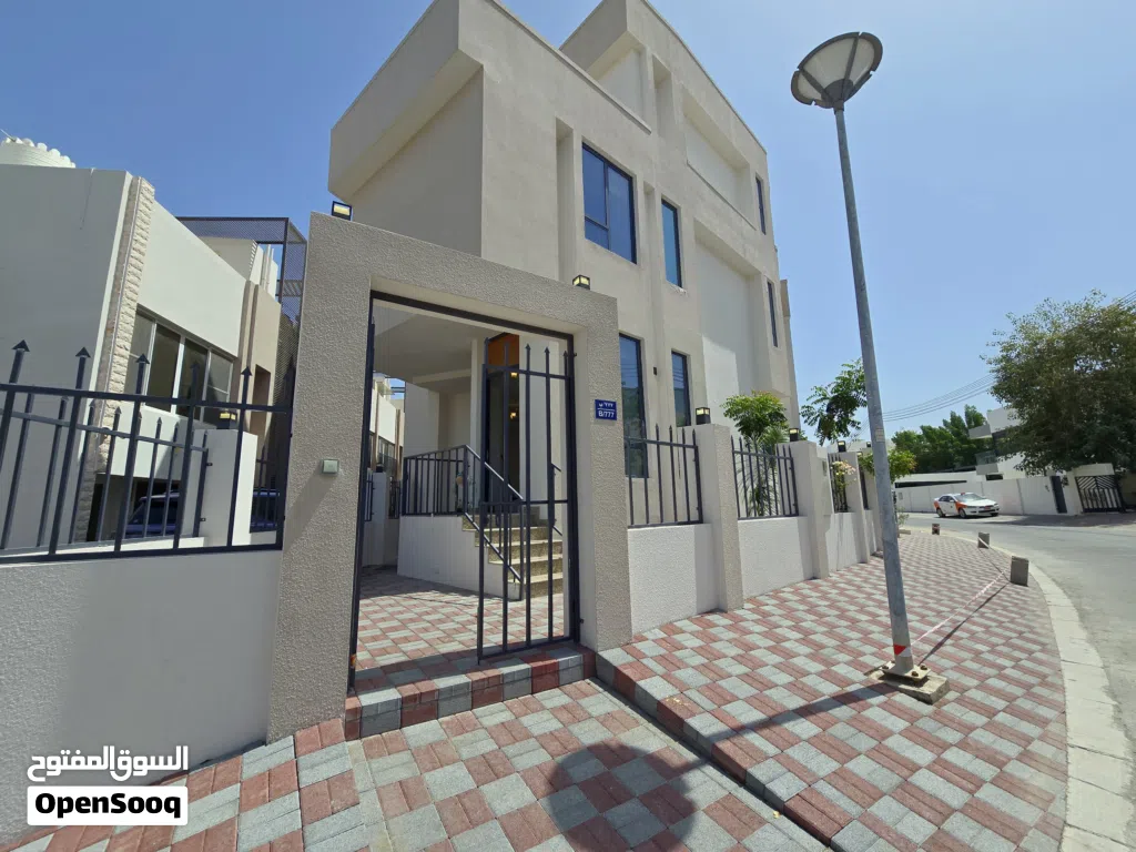 فيلا للبيع مدينه السلطان قابوس موقع مميز قريب الواحه مول/Villa for sale in Sultan Qaboos City Prime