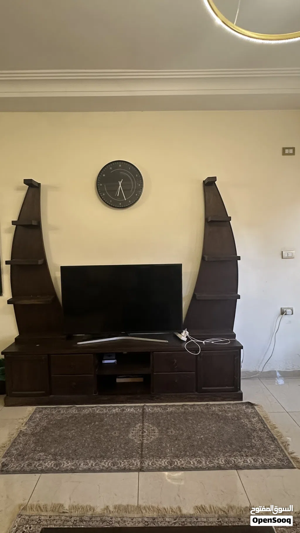 طقم طاولة كبيرة وطاولتين صغار جانبيات +طاولة تلفزيون مع ارفف ديكور خشب زان بسعر لقطة بضاعة ثقيلة