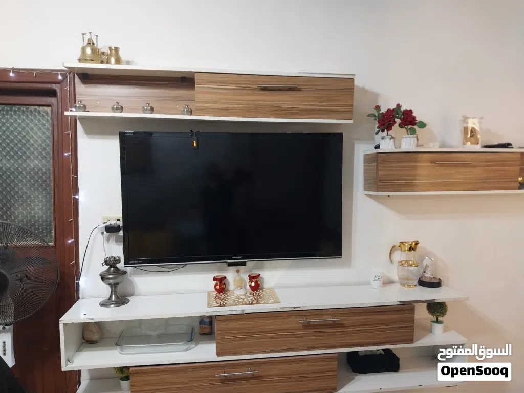 طقم طاولة مع ثلاث رفوف جانبية كبار فيها ضرف لون ابيض مع خشبي مميز