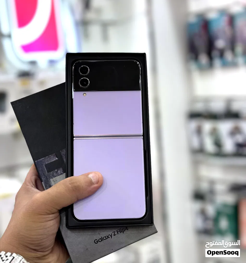 عرض خاص : Samsung z flip 4 256gb حالة الهواتف نظيفة جدا بدون اي شموخ أو مشاكل مع ضمان و ملحقات