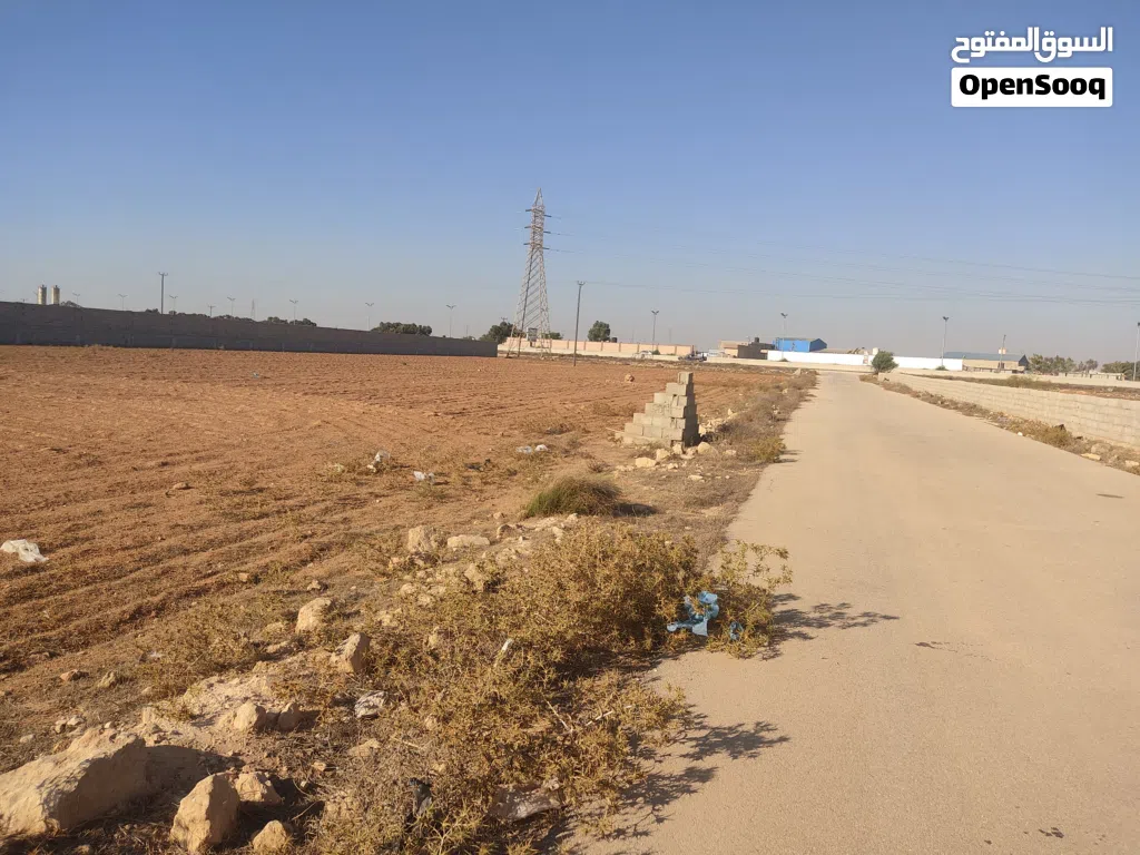 ارض4000 في بنغازي للبيع طريق مصنع لاسمنت النواقيه شهادة عقارية قطران أو ضي موقع خدمي شركات