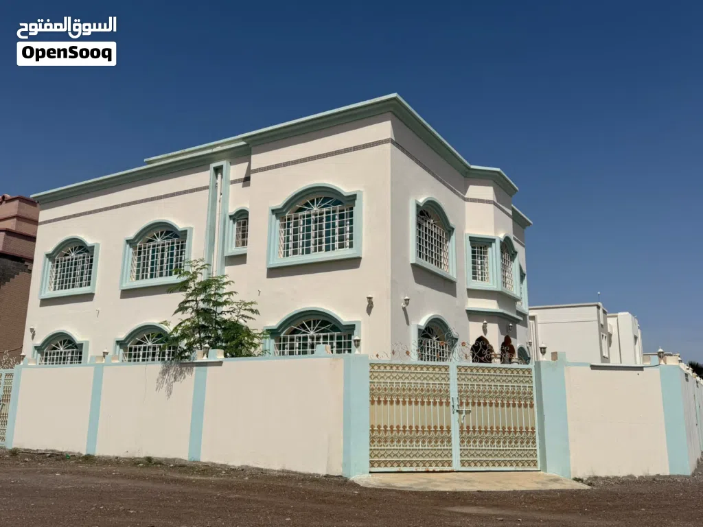 منزل مكون من طابقين بالقرب من جميع الخدمات