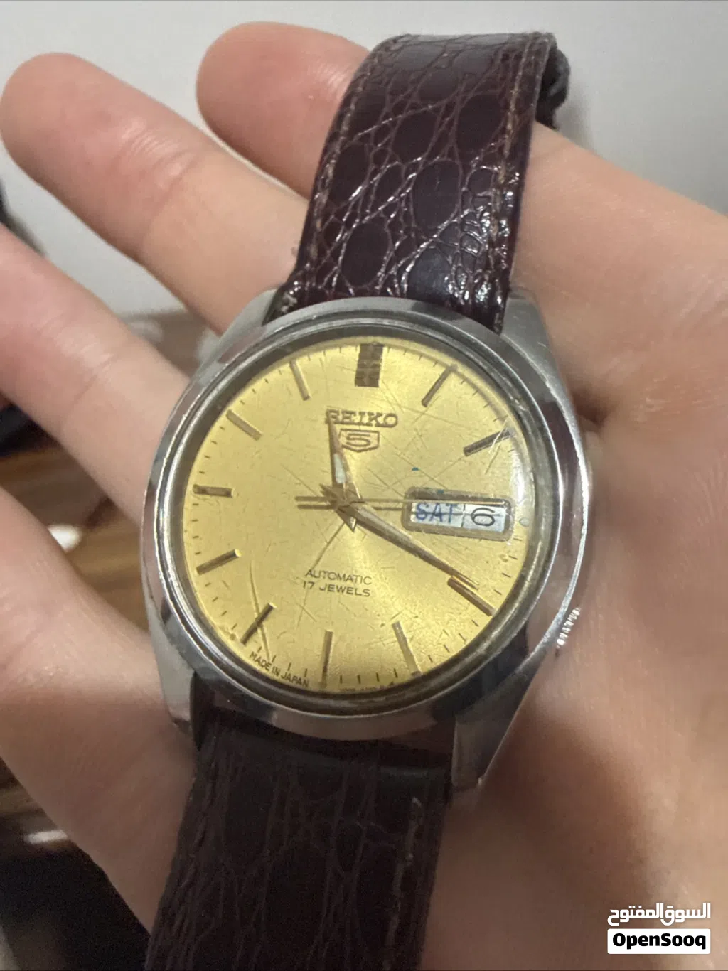 ساعة seiko 5 موديل الثمانينات بحالة جيدة جدا خدوش بسيطة لاكن الساعة حالتها منيحة تعمل بشكل ممتاز