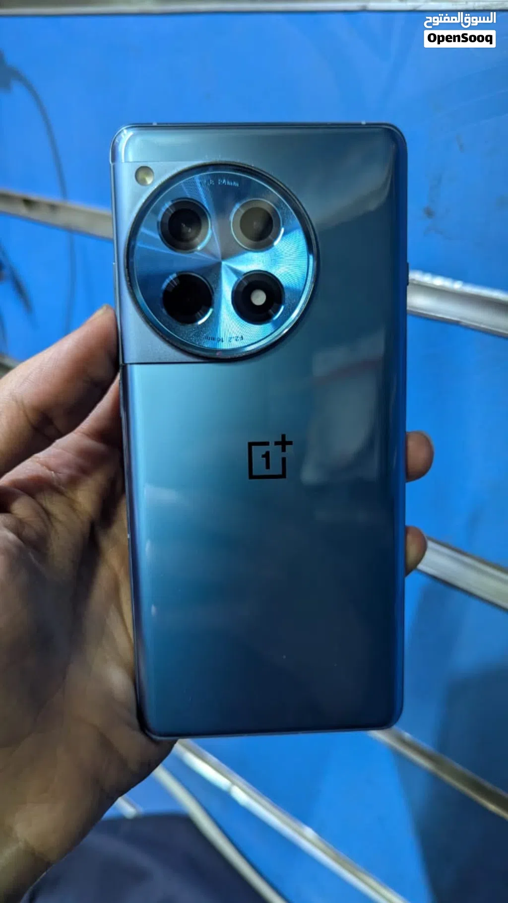 OnePlus 12R cool blue شريحتين بنفس الوقت الرام 16 أساسي والذاكرة 256 فيه شرخ خفيف