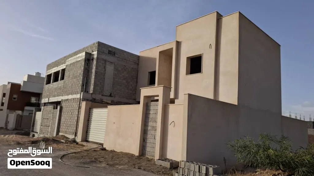 فيلا نص تشطيب للبيع عين زارة بالقرب من منتزه هابي لاند وتقدر تخشلها من شارع جامع القرقني