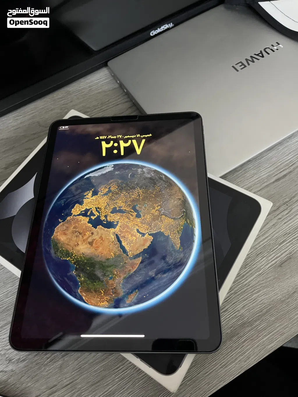 آيباد إير 5 10.9 إنش 256 جيجابايت مستعمل بحالة ممتازة مع الكرتونة والشاحن