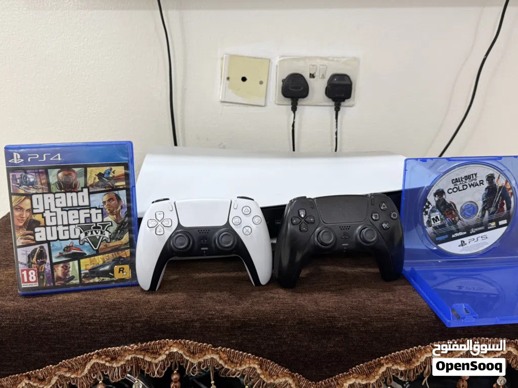 Ps5 good condition with two controllers and 2CD