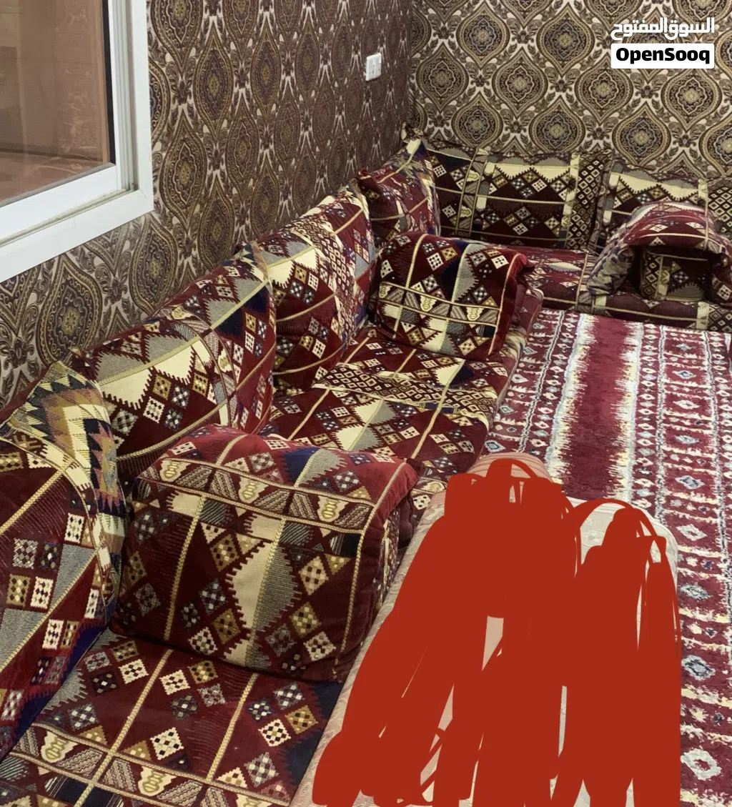 مجلس ارضي و طاولة تلفزيون