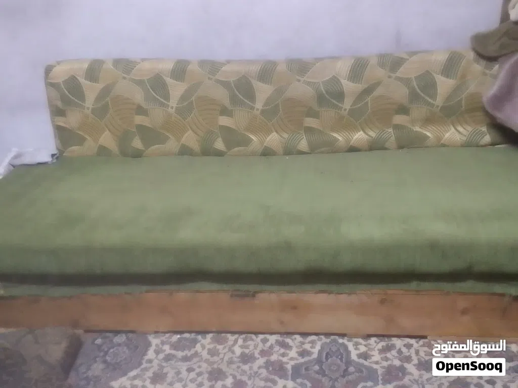 طقم كنب مستعمل اربع مقاعد مع ثلاثية للبيع المستعجل بسبب صغر مساحة البيت