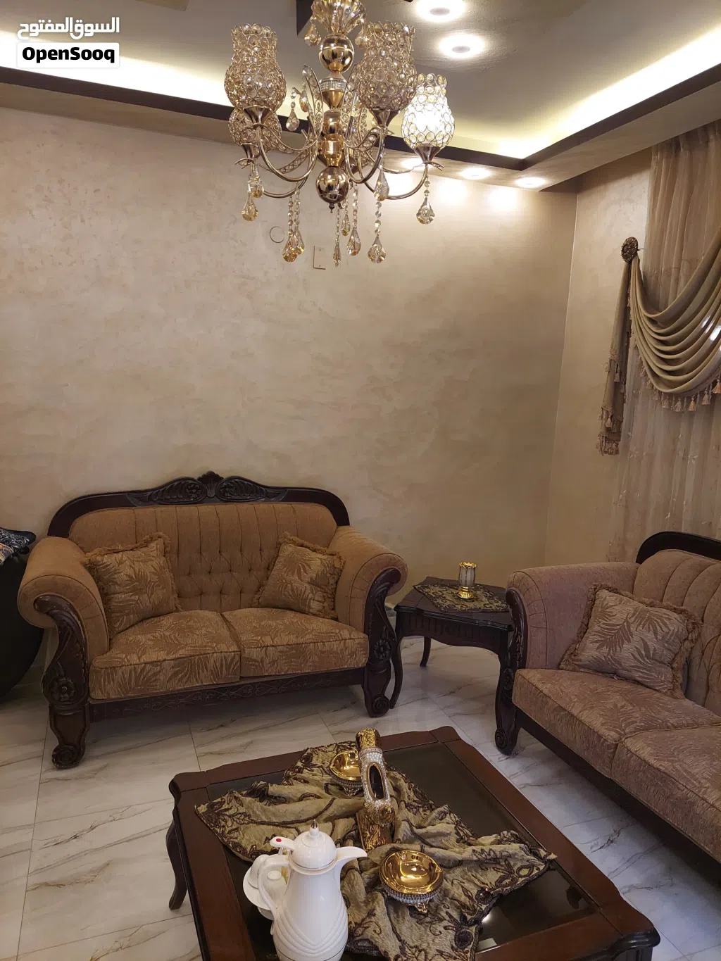 طقم كنبيات صالون بحاله جيده سبع مقاعد للبيع