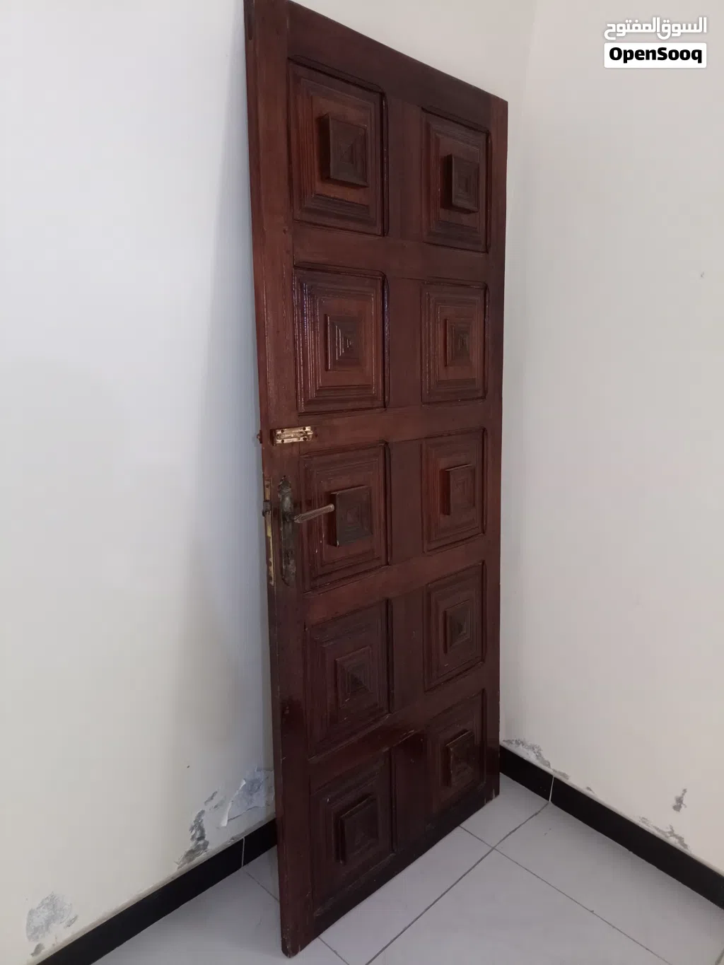 ابواب خشب احمر نظيفه جدآ