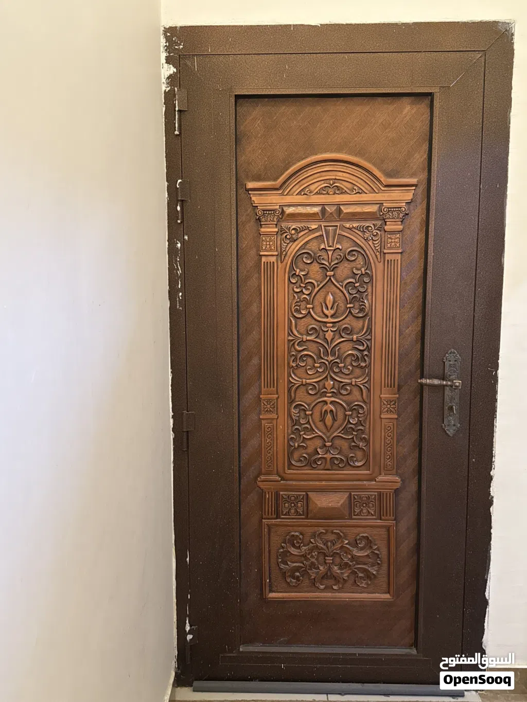 باب خارجي حديد بني